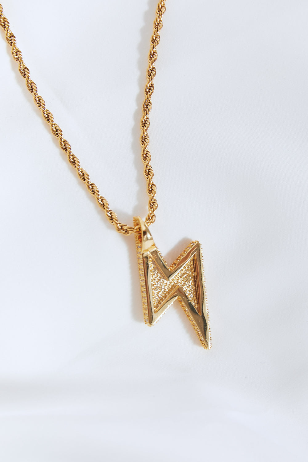 everyday gold pendant necklace trendy aesthetic jewelry